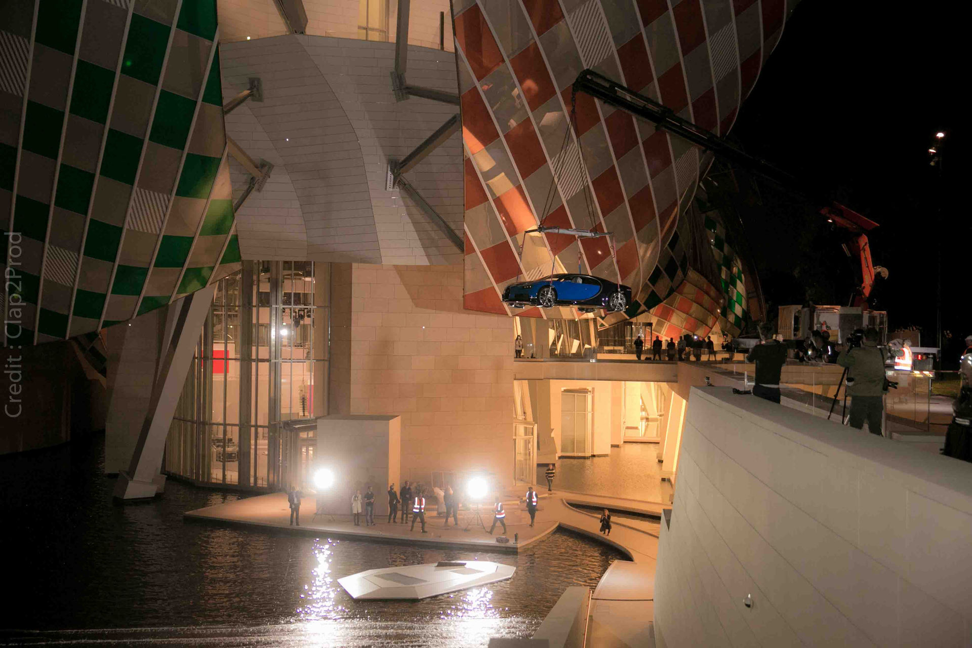 Mise en suspension Bugatti Chiron à la Fondation Louis Vuitton — grue ALTIGRUES Paris 16e