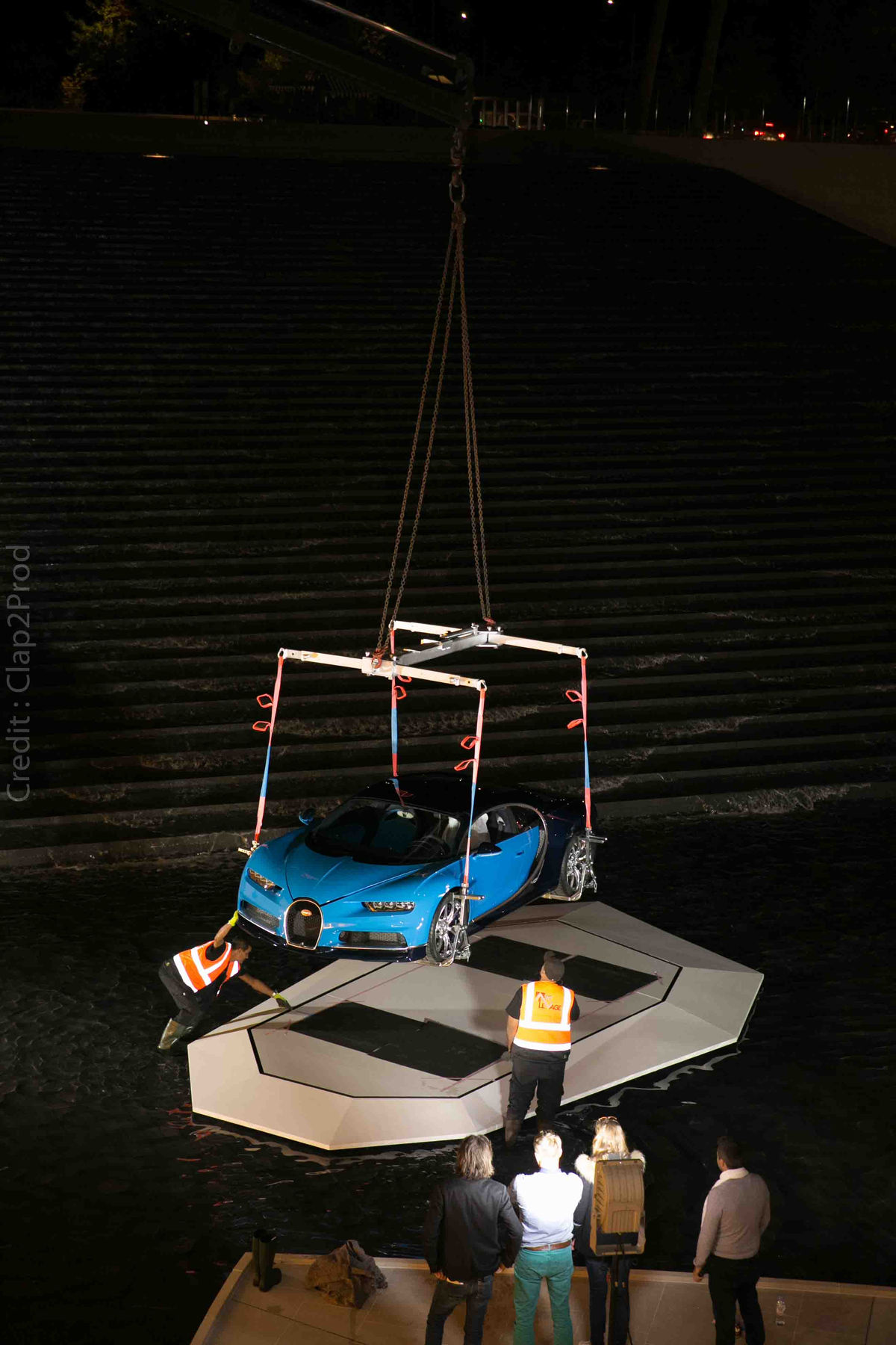 Levage Bugatti Chiron par grue ALTIGRUES — opération de prestige Paris