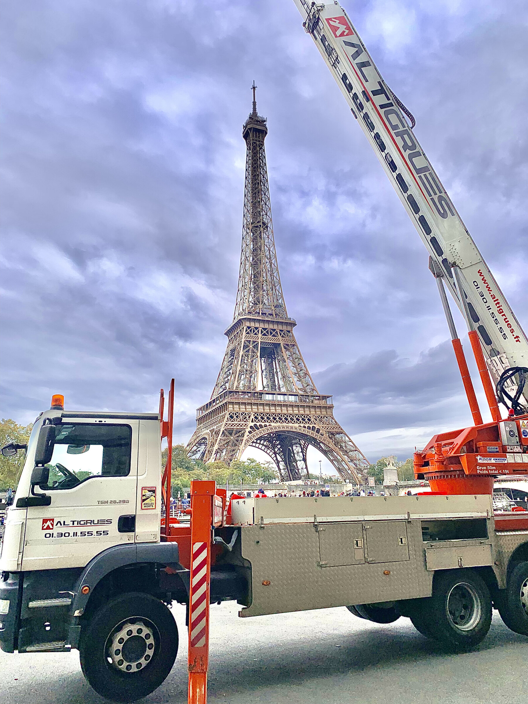 Camion-grue Klaas ALTIGRUES en intervention au pied de la Tour Eiffel — Paris 7ème