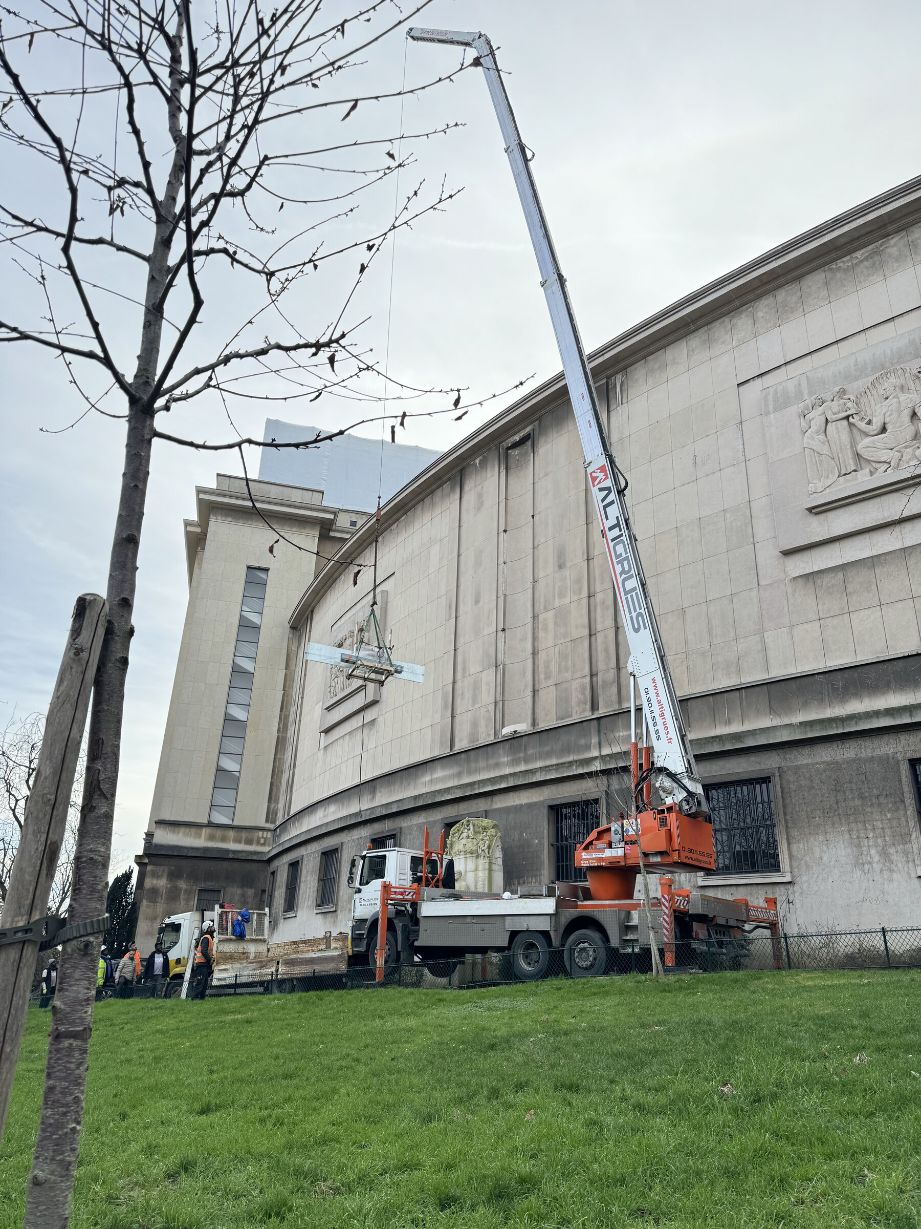 Grue ALTIGRUES en chantier de restauration au Palais de Chaillot, Trocadéro — Paris 16e