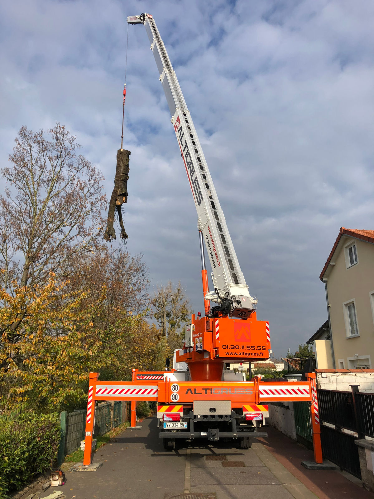 Grue Klaas K1000 orange ALTIGRUES sur chantier d'élagage en Île-de-France