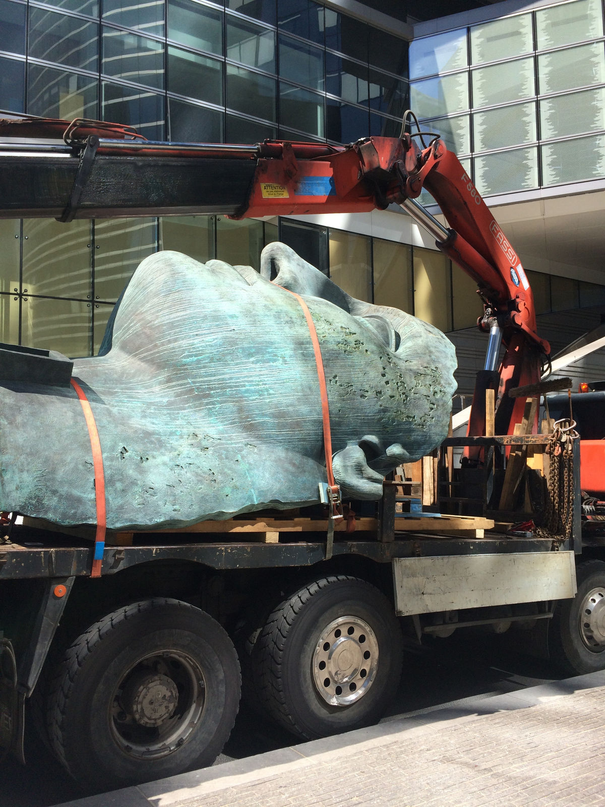 Levage de la sculpture Tindaro d'Igor Mitoraj par camion bras ALTIGRUES Palfinger