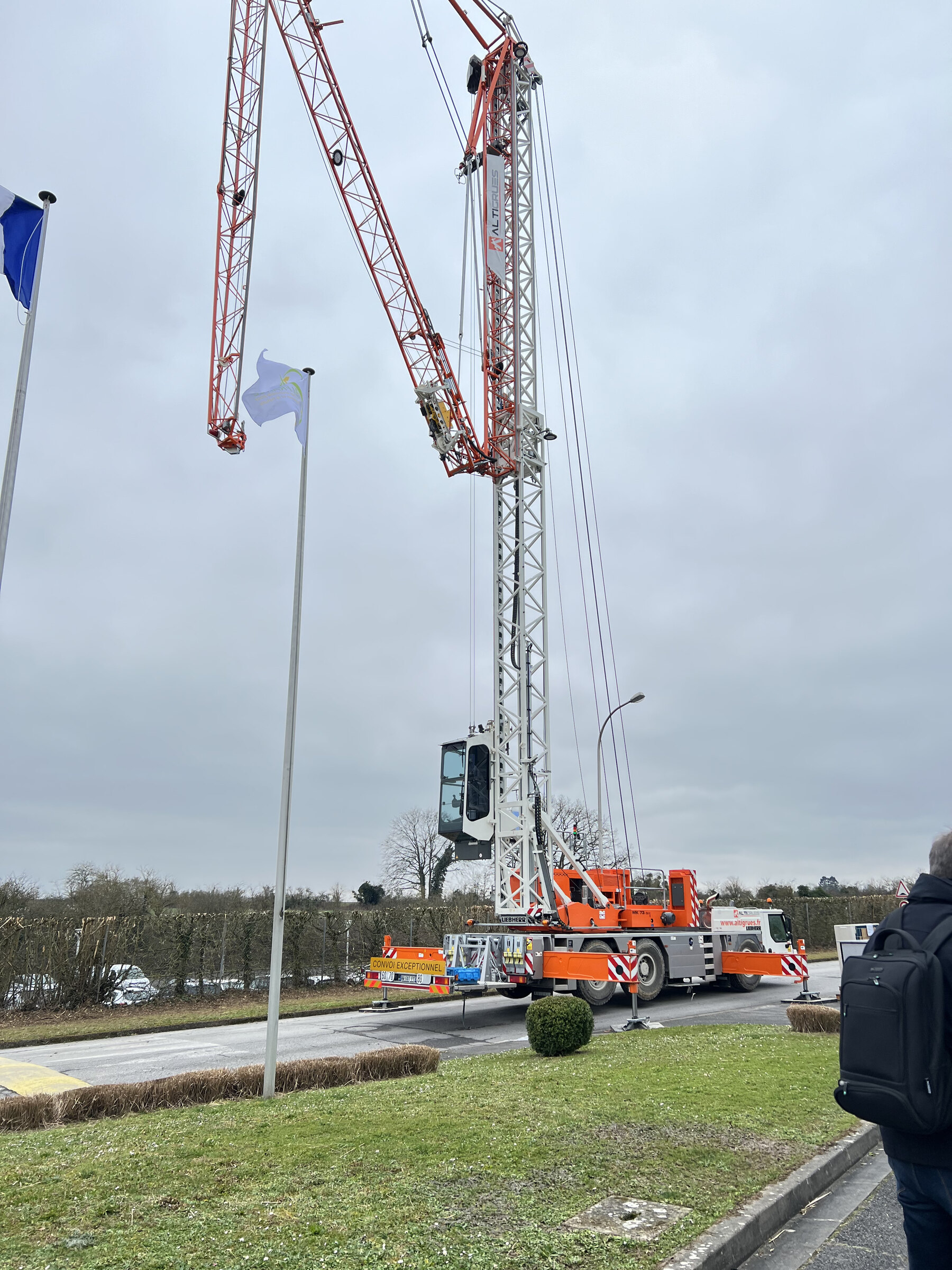 Grue mobile à tour Liebherr MK73-3.1 ALTIGRUES déployée — flèche 52 m, 19 t