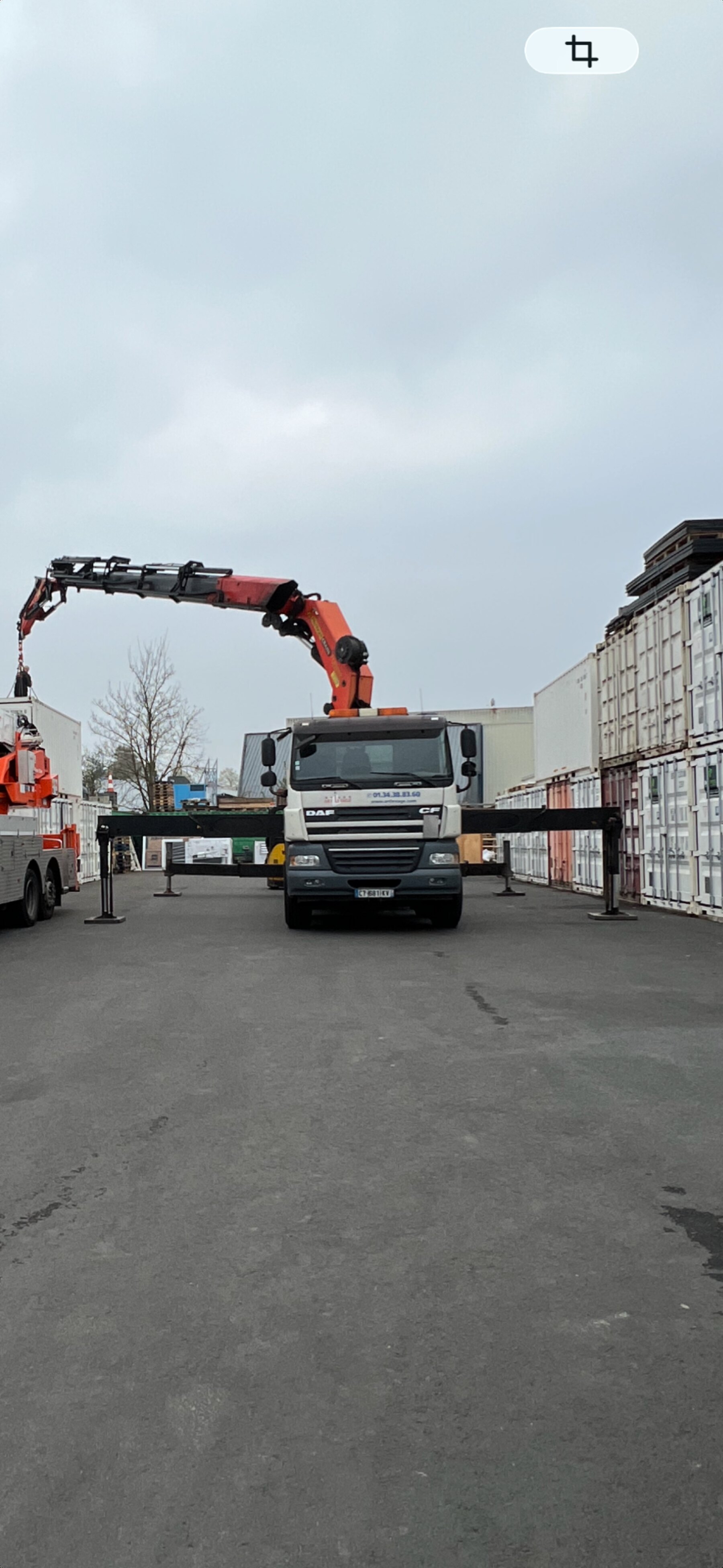 Camion bras de grue ALTIGRUES Palfinger 85 T·m sur porteur DAF — bras replié, stabilisateurs déployés